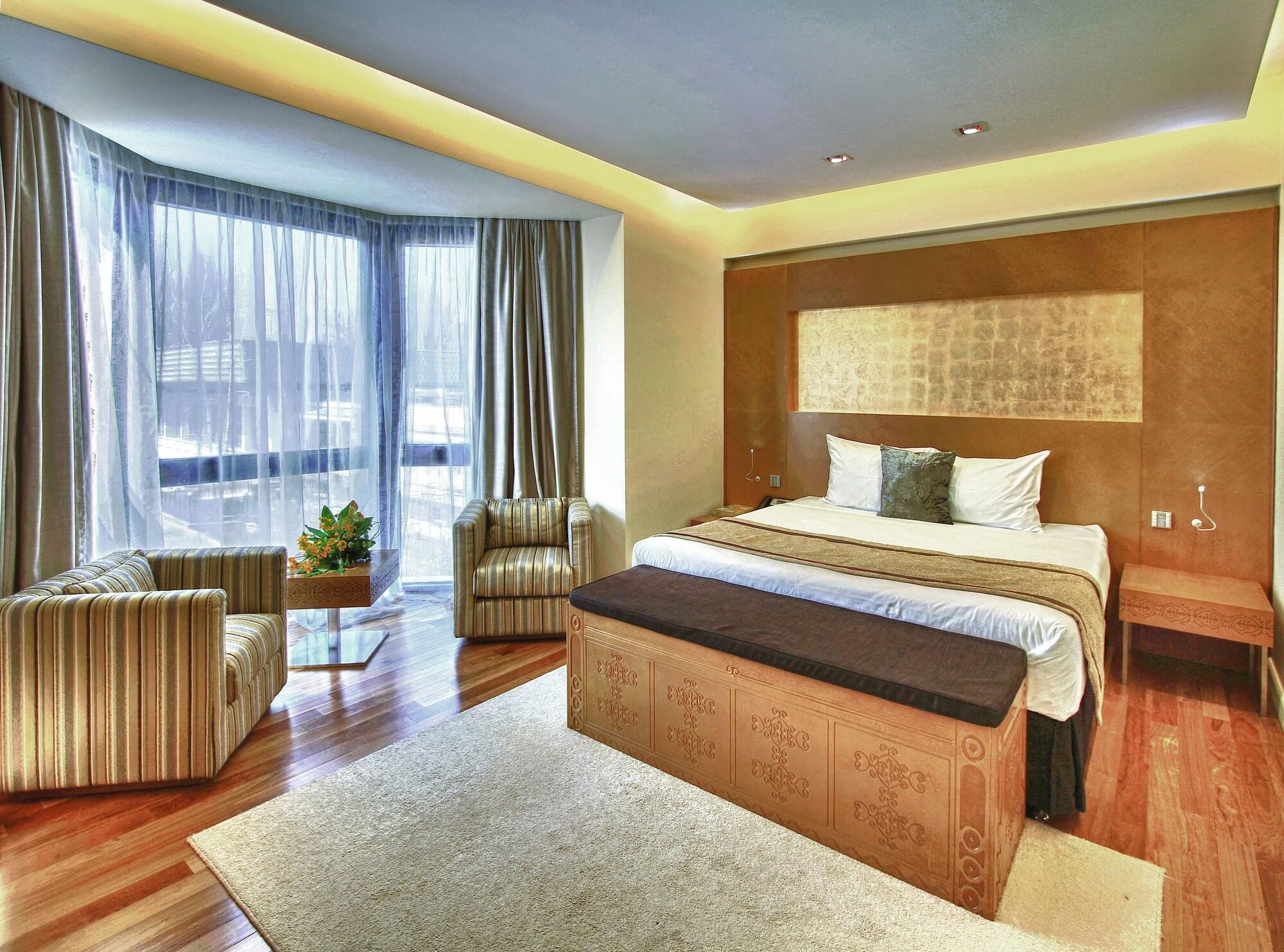 אלמטי The Dostyk Hotel מראה חיצוני תמונה