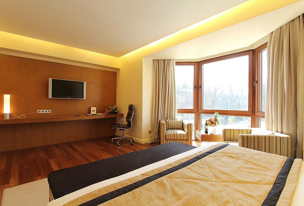 אלמטי The Dostyk Hotel מראה חיצוני תמונה
