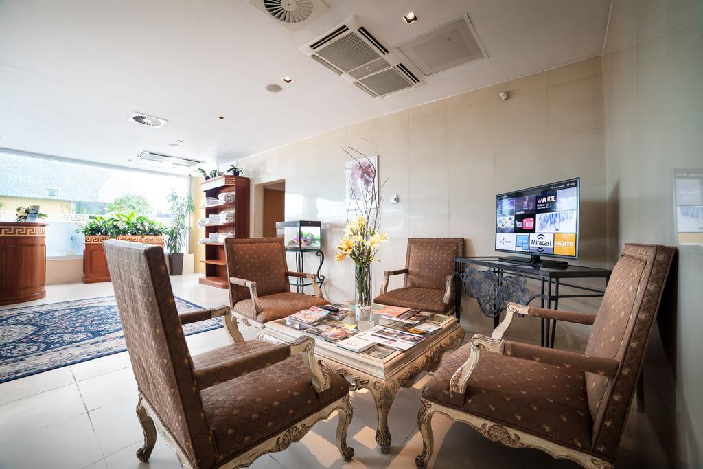 אלמטי The Dostyk Hotel מראה חיצוני תמונה