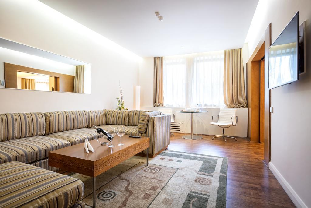אלמטי The Dostyk Hotel מראה חיצוני תמונה
